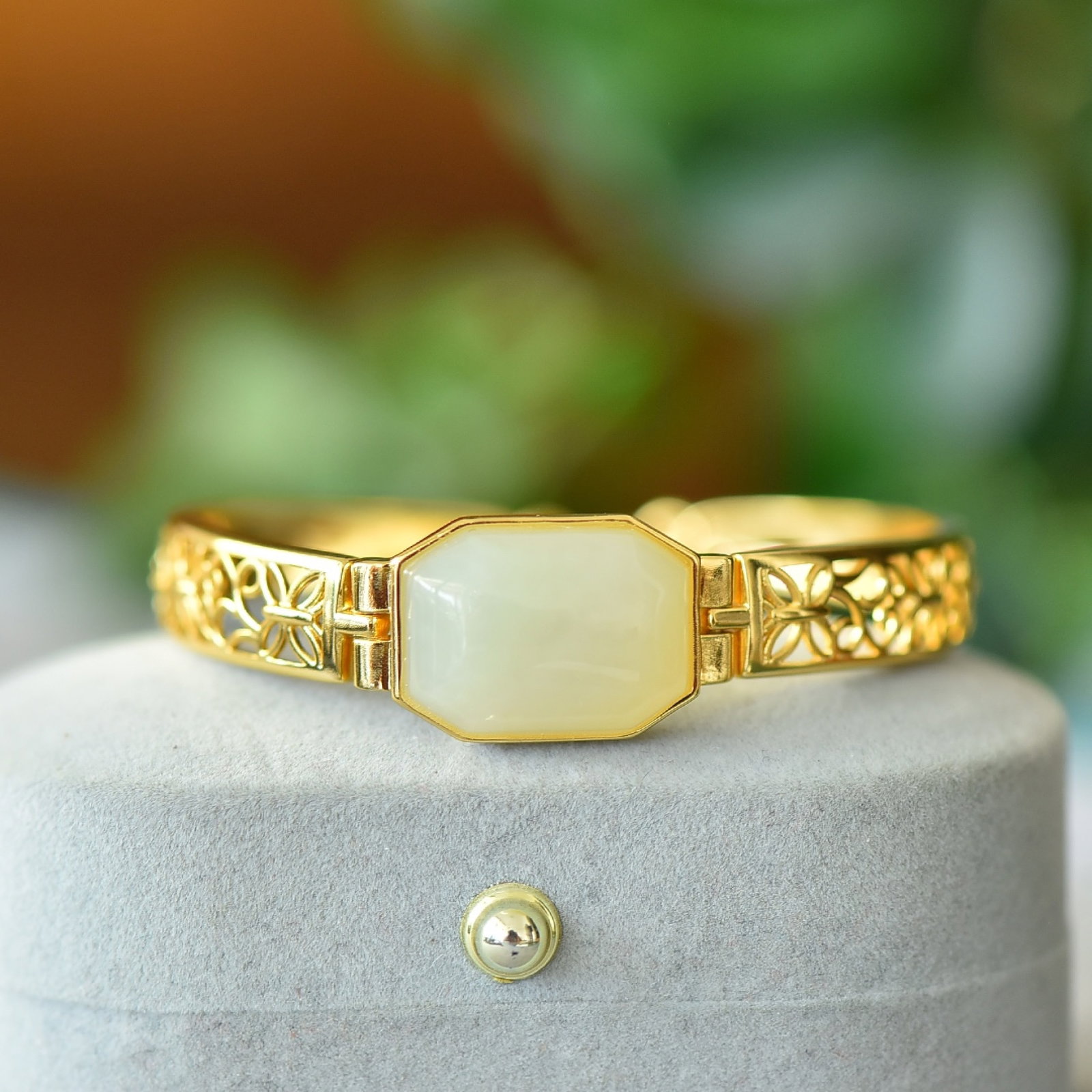 An Exquisite Bronze-Gold Plated Inlaid White Jade Bracelet: An Exquisite Bronze-Gold Plated Inlaid White Jade Bracelet,Size:0.5inx0.7in 铜镀金镶白玉手镯