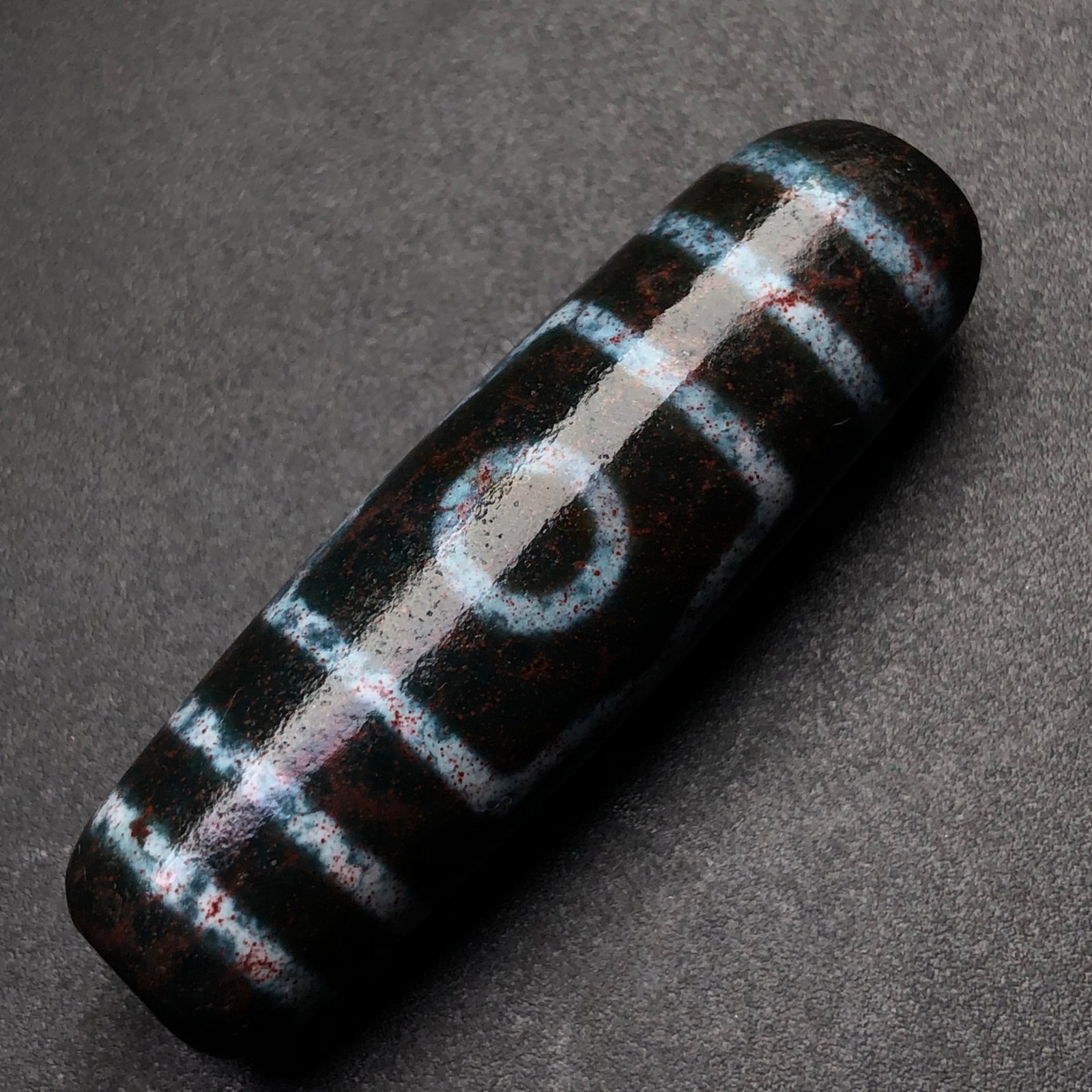 An Exquisite Dzi Bead Pendant: An Exquisite Dzi Bead Pendant,Size:1.9inx0.6in,Weight:15.7g 天珠挂件