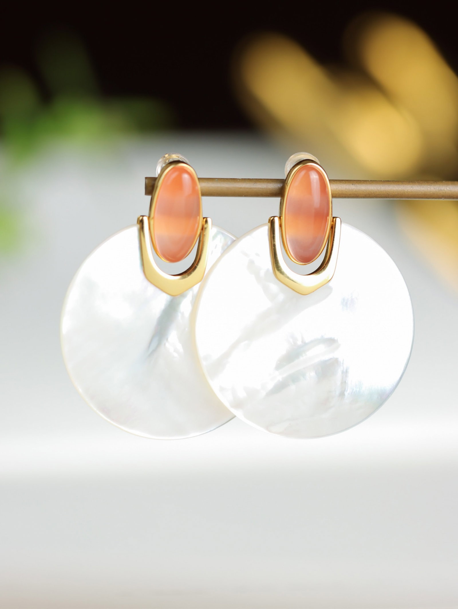 A Pair of Exquisite Sterling Silver-Gold Plated Inlaid Shell Earrings: A Pair of Exquisite Sterling Silver-Gold Plated Inlaid Shell Earrings 一对纯银镀金镶贝壳耳环