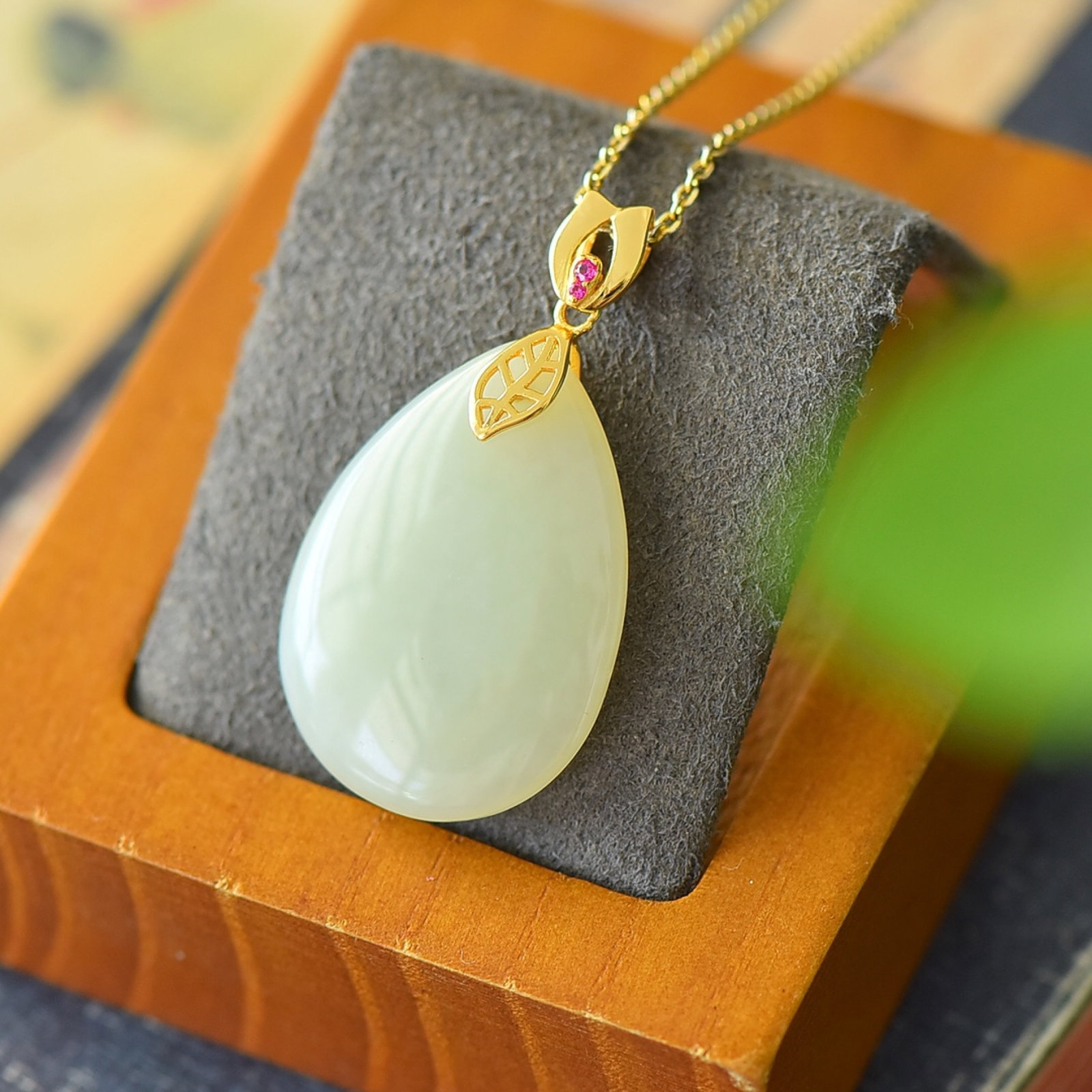 An Exquisite Sterling Silver-Gold Plated Inlaid White Jade Necklace: An Exquisite Sterling Silver-Gold Plated Inlaid White Jade Necklace,Size:0.8inx1.5in 纯银镀金镶白玉项链