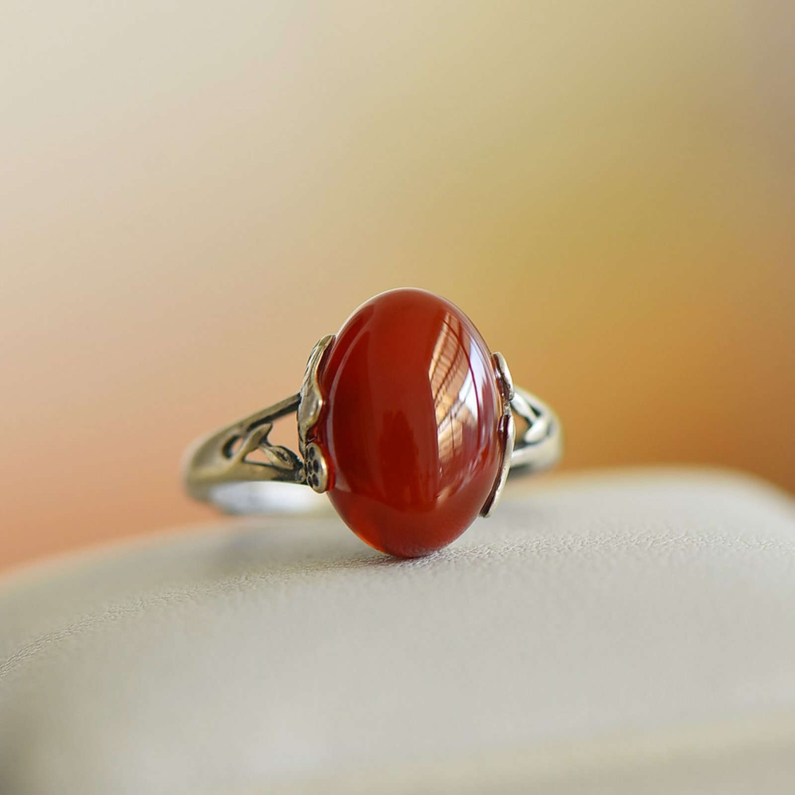 An Exquisite Sterling Silver Inlaid Agate Ring: An Exquisite Sterling Silver Inlaid Agate Ring,Size:0.6inx0.4in 纯银镶玛瑙戒指