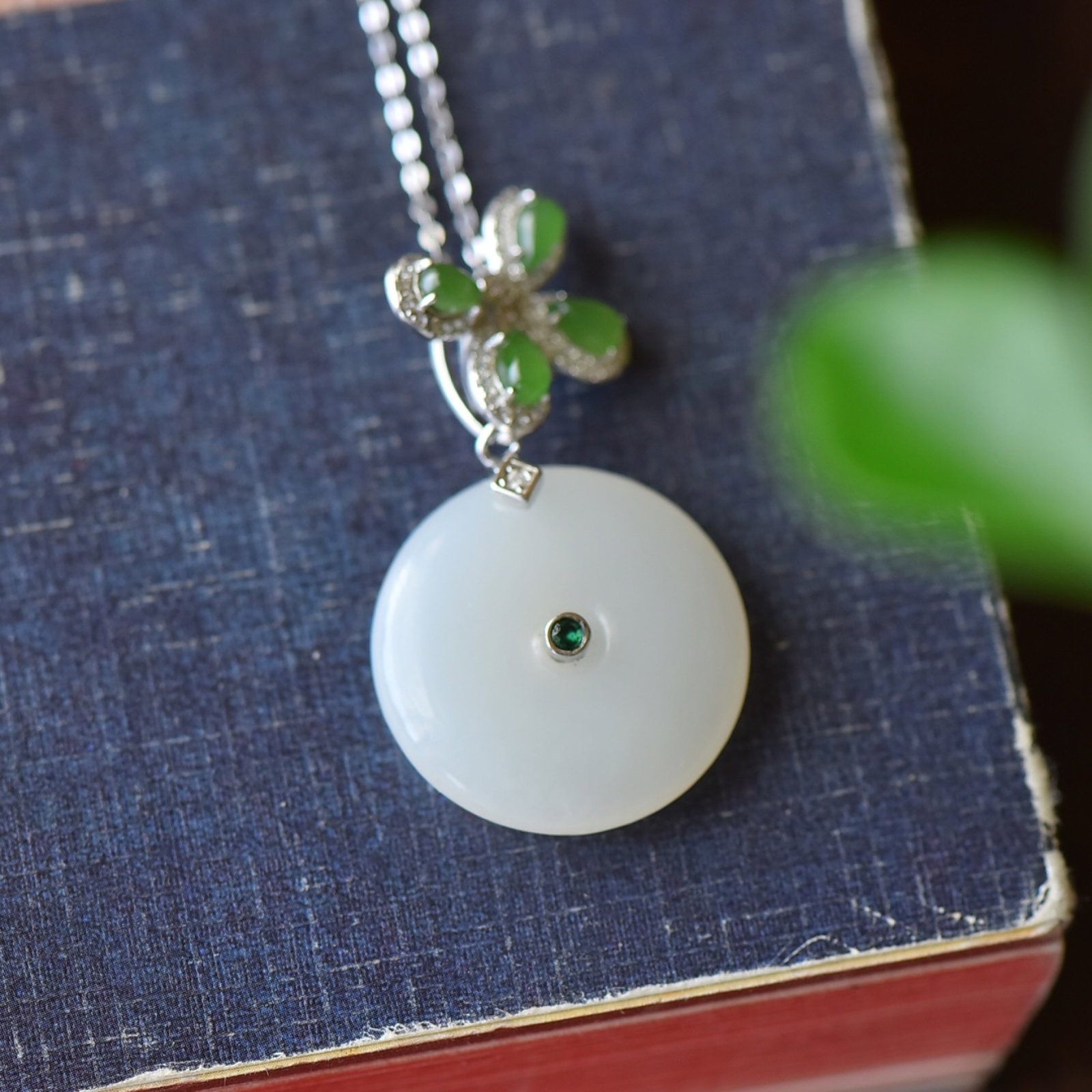 An Exquisite Sterling Silver Inlaid White Jade Necklace,Inlaid Jasper: An Exquisite Sterling Silver Inlaid White Jade Necklace,Inlaid Jasper,Size:0.9inx1.7in 纯银镶白玉项链,嵌碧玉