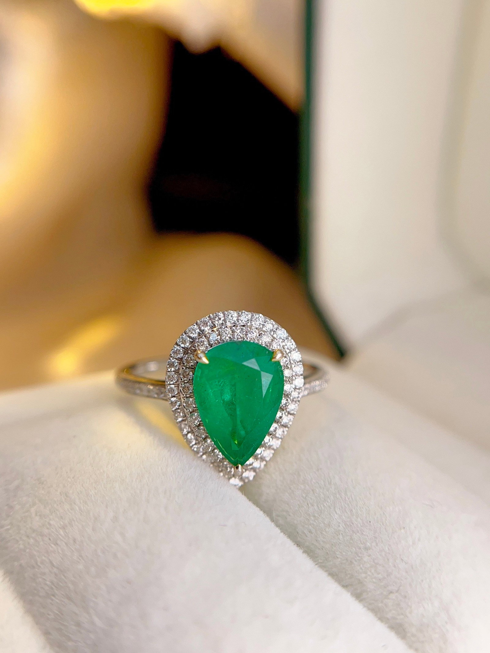 A Exquisite 18k Gold Inlaid 2.10ct Vivid Green Ring,Inlaid Diamond: A Exquisite 18k Gold Inlaid 2.10ct Vivid Green Ring,Inlaid Diamond,Total Weight:3.73g 18k金镶 2.10ct 祖母绿戒指,嵌钻石