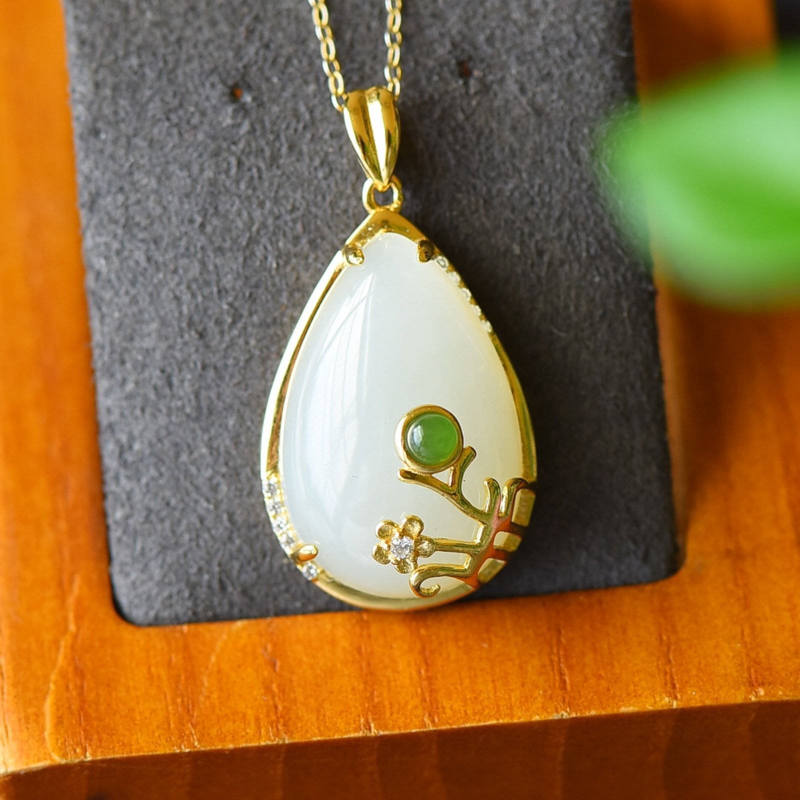 An Exquisite Sterling Silver-Gold Plated Inlaid White Jade Necklace,Inlaid Diamond: An Exquisite Sterling Silver-Gold Plated Inlaid White Jade Necklace,Inlaid Diamond,Size:0.7inx1.3in 纯银镀金镶白玉项链,嵌钻石