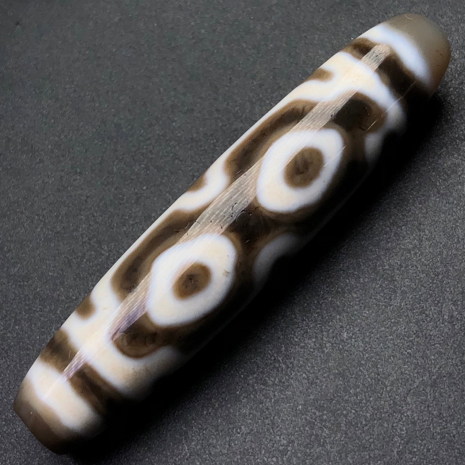 An Exquisite Dzi Bead Pendant: An Exquisite Dzi Bead Pendant,Size:2.2inx0.5in,Weight:14.2g 天珠挂件
