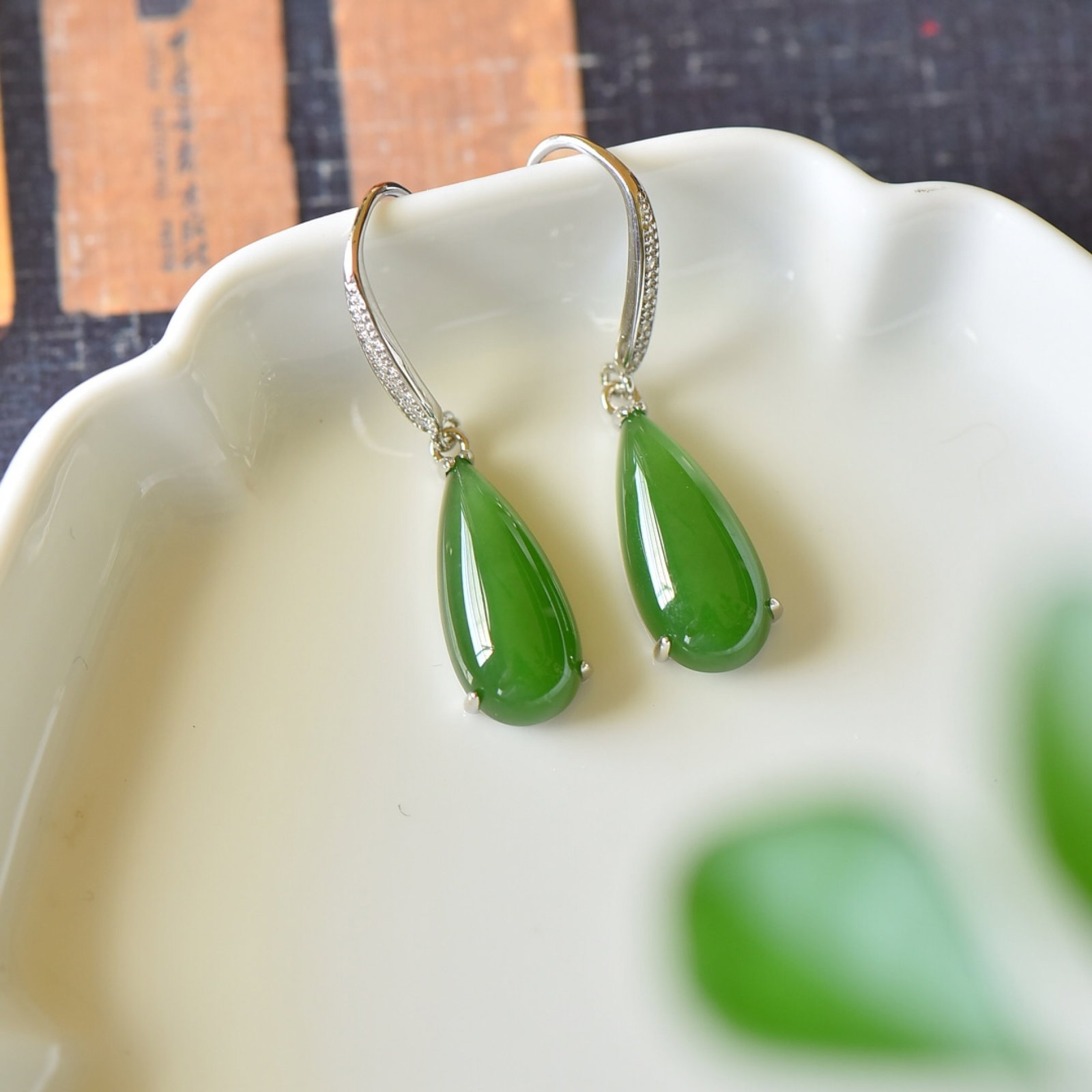 A Pair of Exquisite Sterling Silver Inlaid Jasper Earrings,Inlaid Diamond: A Pair of Exquisite Sterling Silver Inlaid Jasper Earrings,Inlaid Diamond,Size:0.3inx1.4in 一对纯银镶碧玉耳环,嵌钻石