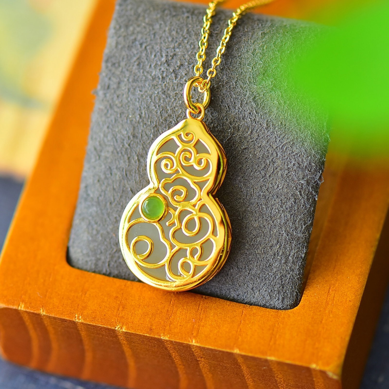 An Exquisite Sterling Silver-Gold Plated Inlaid White Jade Necklace,Inlaid Jasper: An Exquisite Sterling Silver-Gold Plated Inlaid White Jade Necklace,Inlaid Jasper,Size:0.7inx1.3in 纯银镀金镶白玉项链,嵌碧玉