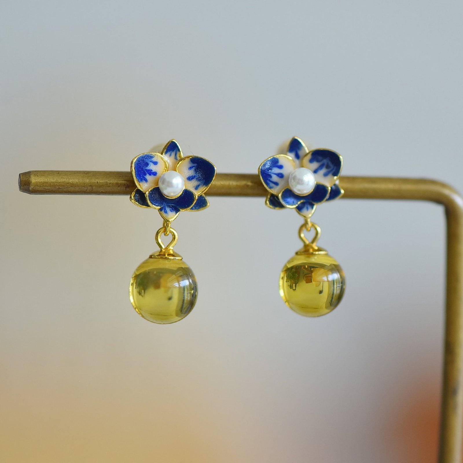 A Pair of Exquisite Sterling Silver-Gold Plated Inlaid Amber Earrings: A Pair of Exquisite Sterling Silver-Gold Plated Inlaid Amber Earrings,Size:0.3inx0.3in 一对纯银镀金镶琥珀耳环