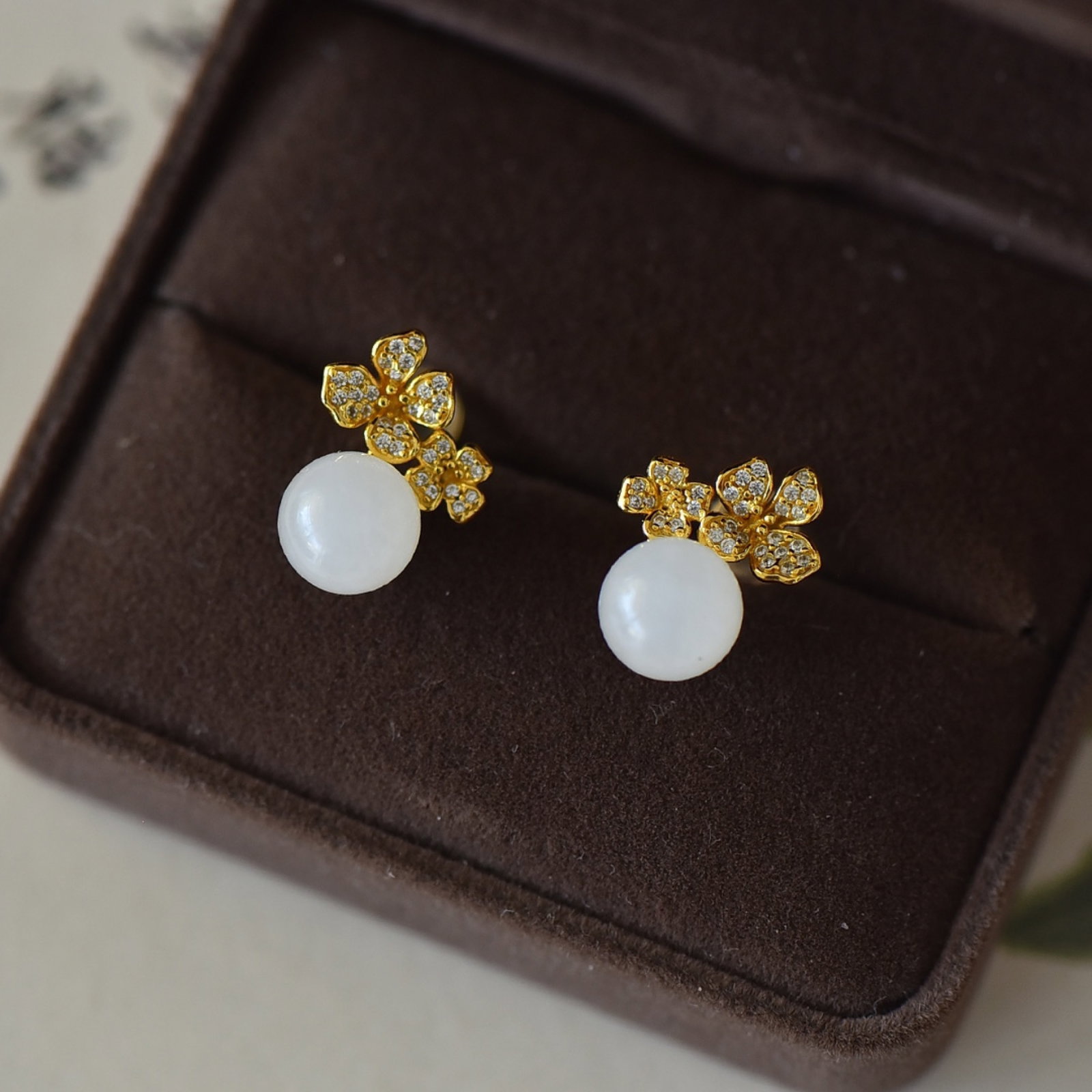 A Pair of Exquisite Sterling Silver-Gold Plated Inlaid White Jade Earrings: A Pair of Exquisite Sterling Silver-Gold Plated Inlaid White Jade Earrings,Size:0.3inx0.3in 一对纯银镀金镶白玉耳环
