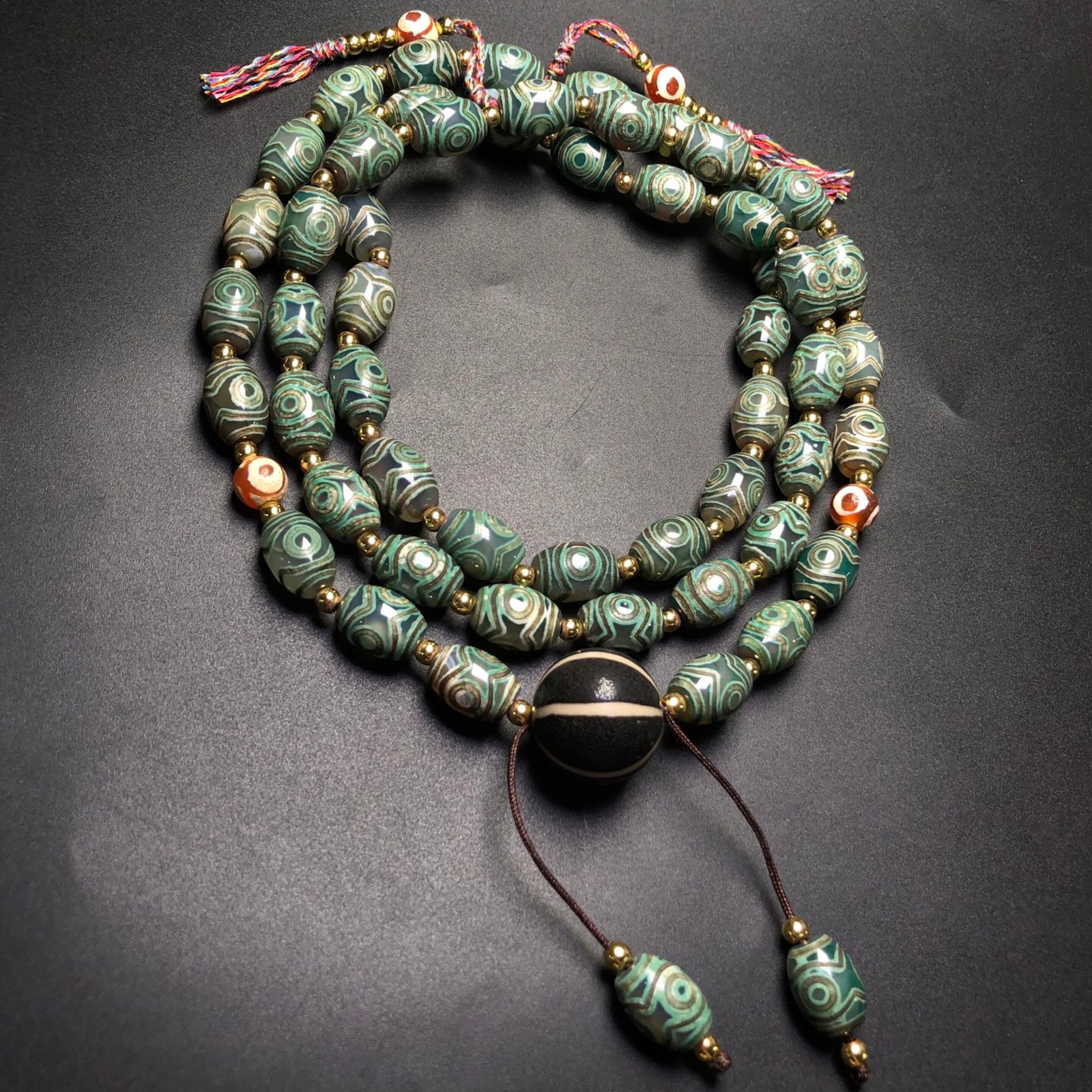 A Precious Dzi Bead Necklace: A Precious Dzi Bead Necklace,Size:0.6inx0.4in 天珠项链