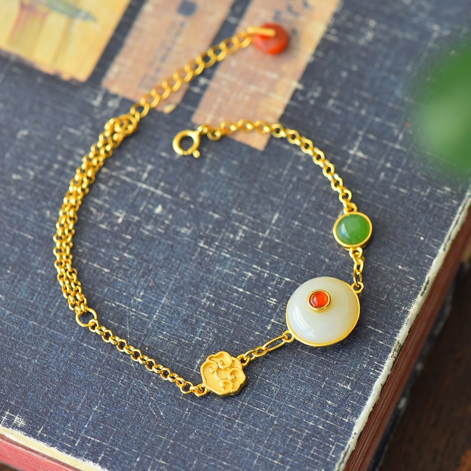 An Exquisite Sterling Silver-Gold Plated Inlaid White Jade Bracelet,Inlaid Jasper: An Exquisite Sterling Silver-Gold Plated Inlaid White Jade Bracelet,Inlaid Jasper,Size:0.5inx0.5in 纯银镀金镶白玉手链,嵌碧玉