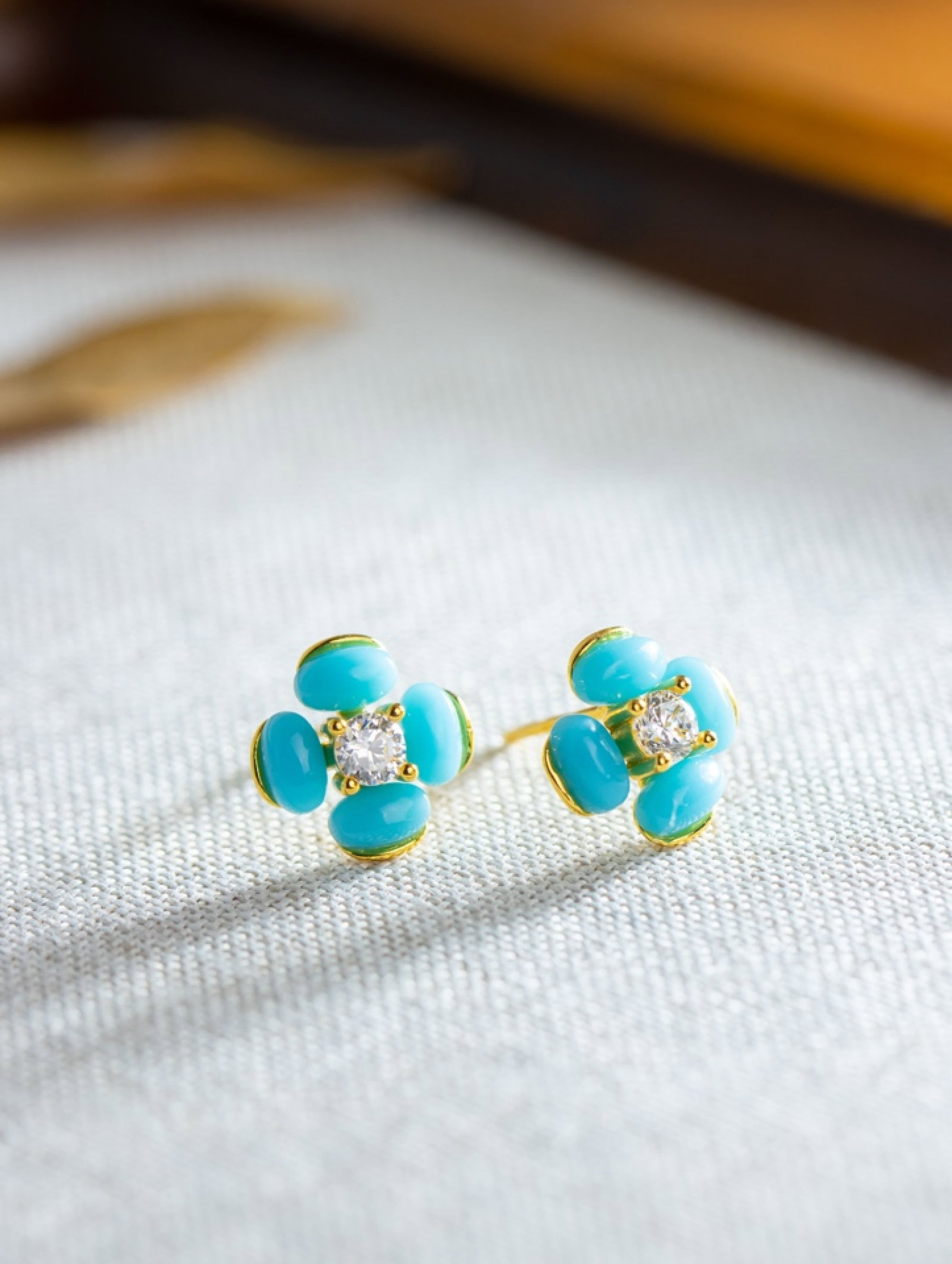 A Pair of Exquisite Sterling Silver-Gold Plated Inlaid Turquoise Earrings,Inlaid Diamond: A Pair of Exquisite Sterling Silver-Gold Plated Inlaid Turquoise Earrings,Inlaid Diamond 一对纯银镀金镶绿松石耳钉,嵌ໟ
