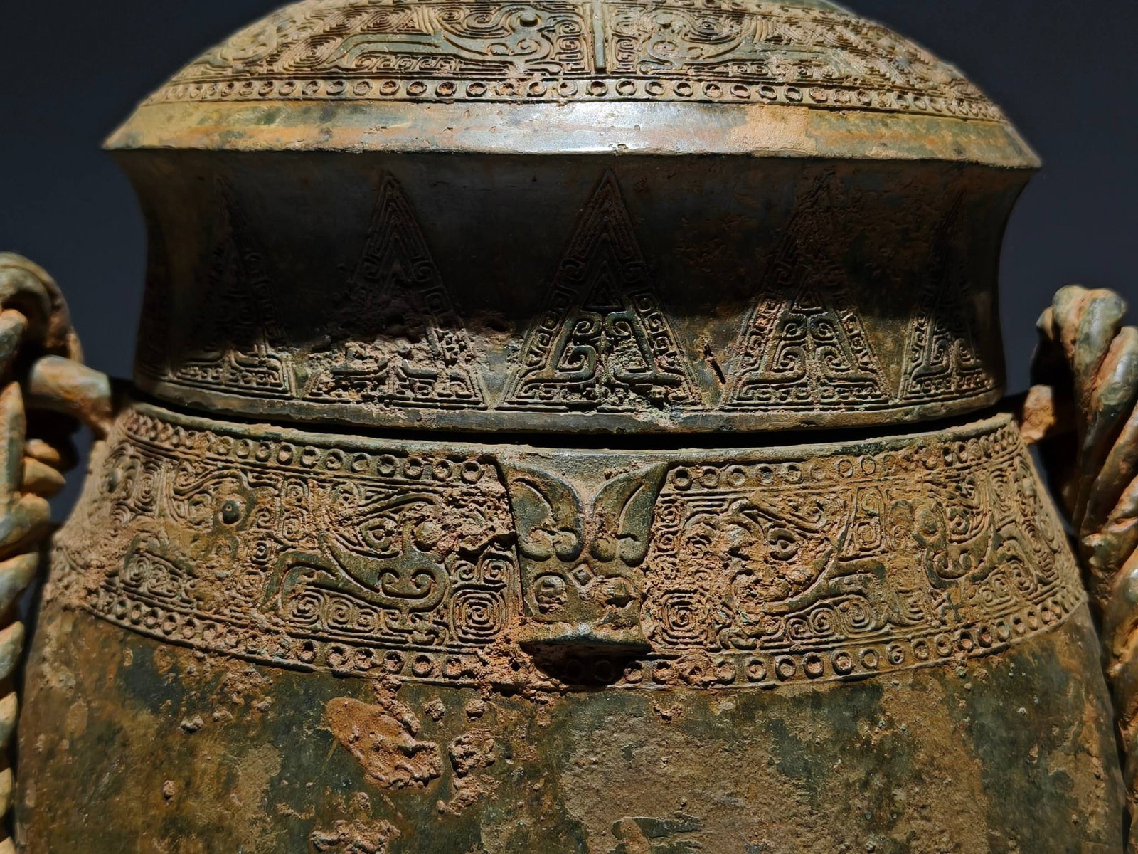 An Archaic Bronze Bird Pattern Loop-Handled Pot - 2