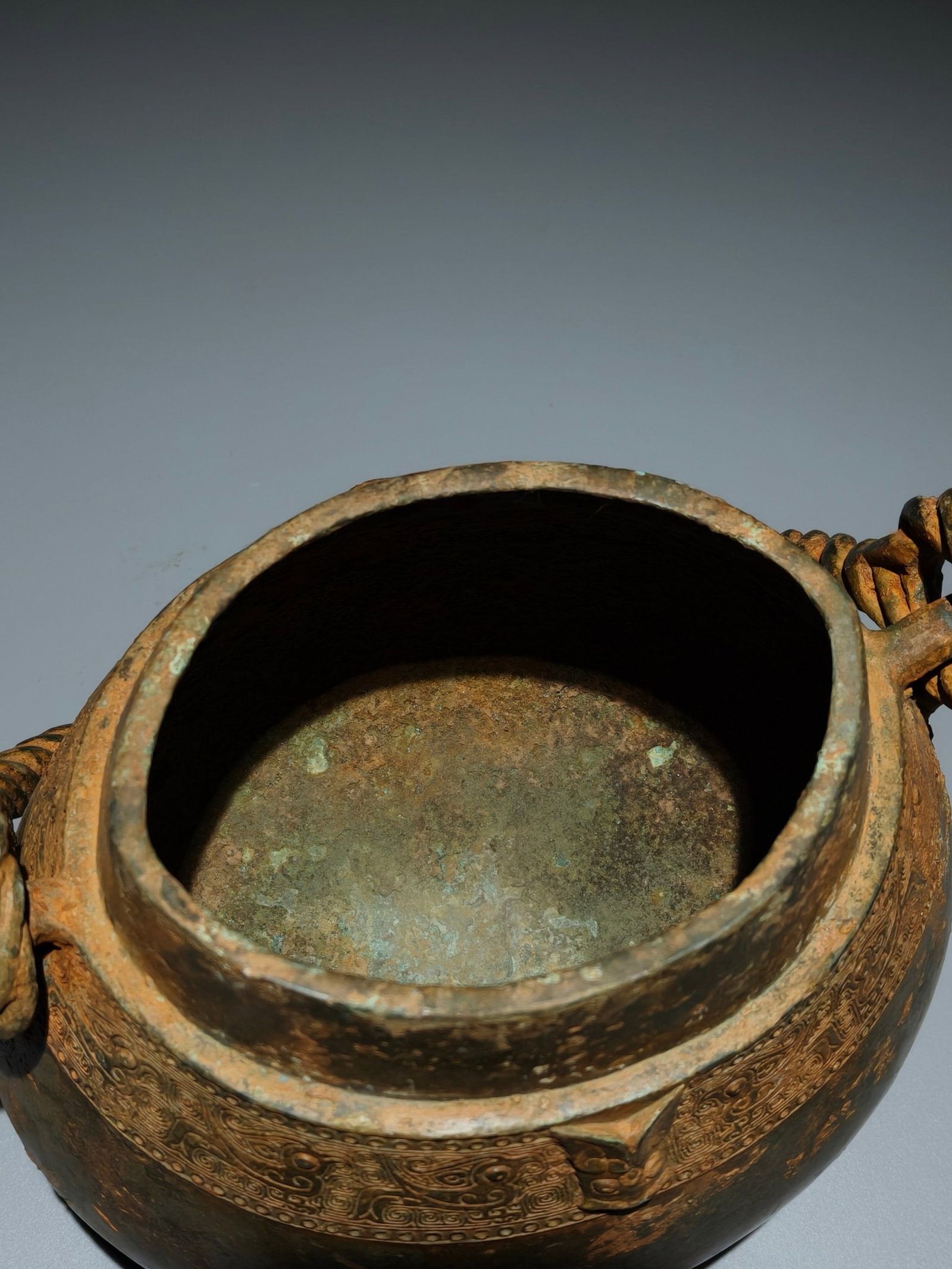 An Archaic Bronze Bird Pattern Loop-Handled Pot - 7