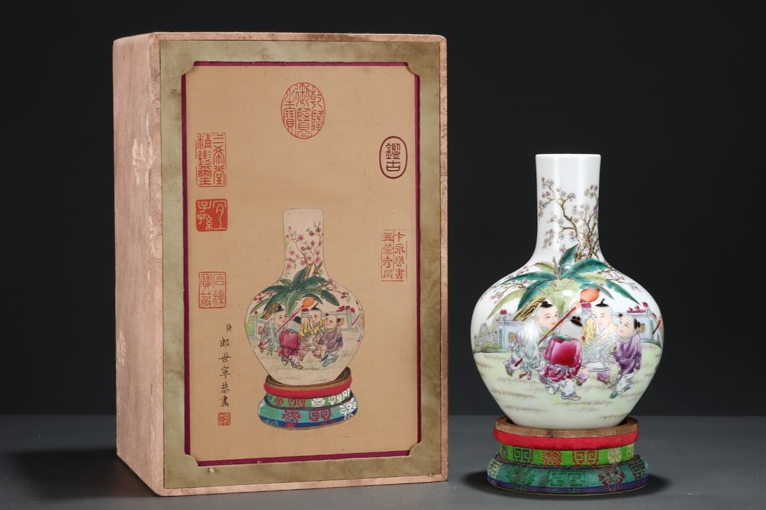 An Exquisite Famille-Rose Painted Gold Figure Pattern Vase,with poem: An Exquisite Famille-Rose Painted Gold Figure Pattern Vase,with poem,Qing Dynasty,China,Qianlong Six-character Mark,Size:8.5inx6.1in 粉彩描金人物纹瓶,&#
