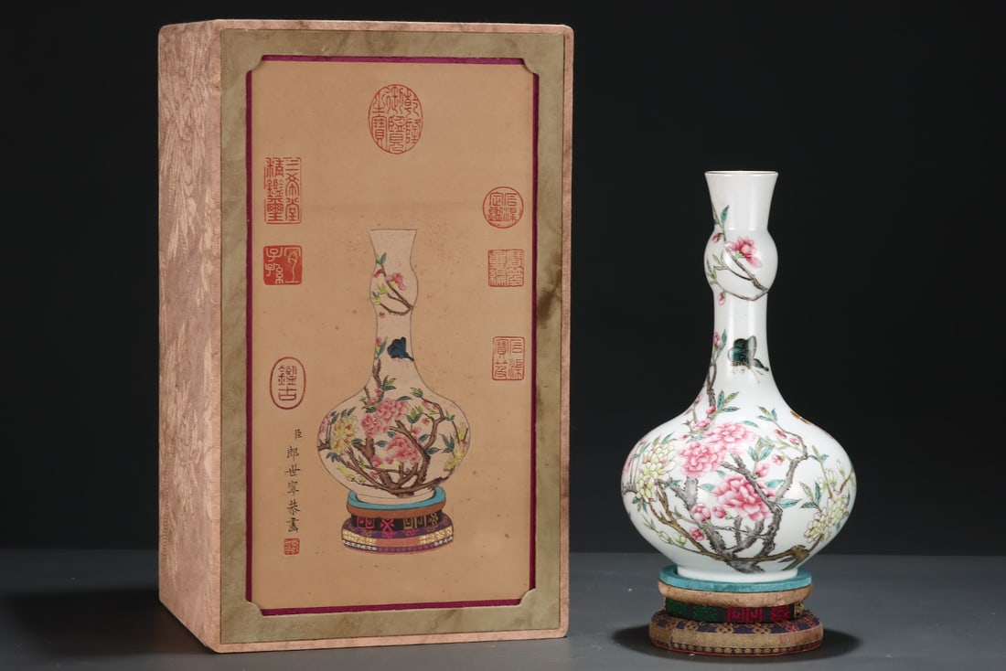 An Exquisite Famille-Rose Painted Gold Flower and Butterfly Pattern Vase: An Exquisite Famille-Rose Painted Gold Flower and Butterfly Pattern Vase,Qing Dynasty,China,Qianlong Six-character Mark,Size:10.4inx5.7in 粉彩描金花卉蝴උ