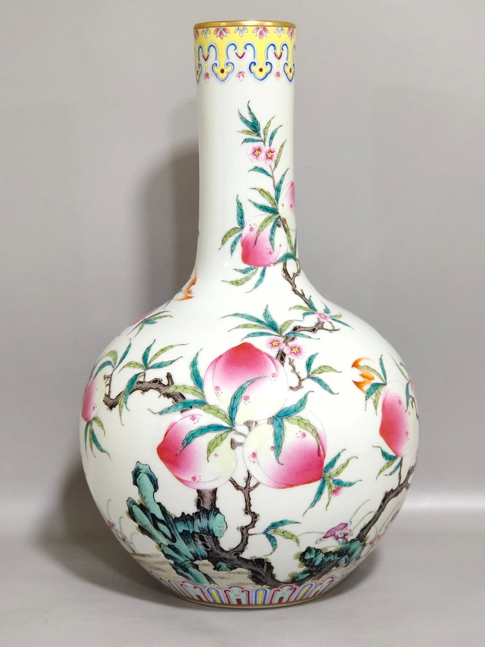 A Rare Famille-Rose Painted Gold Bats and Peach Pattern Vase: A Rare Famille-Rose Painted Gold Bats and Peach Pattern Vase,Qing Dynasty,China,Jiaqing Six-character Mark,Size:12.8inx7.1in 粉彩描金福寿纹瓶,中&#