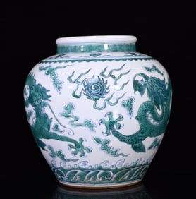 An Exquisite Wucai Auspicious Cloud and Dragon Pattern Jar