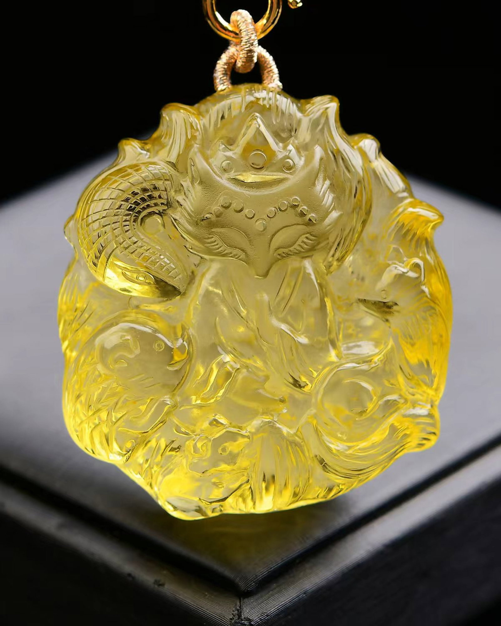An Exquisite Crystal Nine-Tailed Fox Dragon Pattern Pendant: An Exquisite Crystal Nine-Tailed Fox Dragon Pattern Pendant,Size:49mmx45mmx18mm,Weight:97g 水晶九尾狐龙纹吊坠