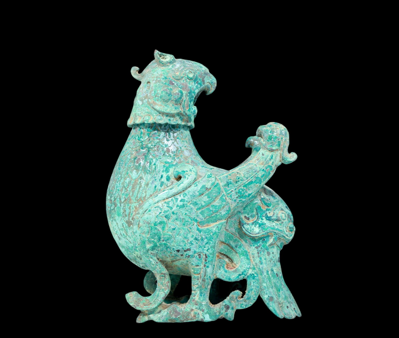 A precious bronze phoenix jar: A precious bronze phoenix jar with inscription from ancient times, the surface has been carefully carved, vividly demonstrating the superb skills of the craftsman. It has its own unique meaning and al