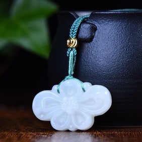 An Exquisite White Jade Flower Pendant