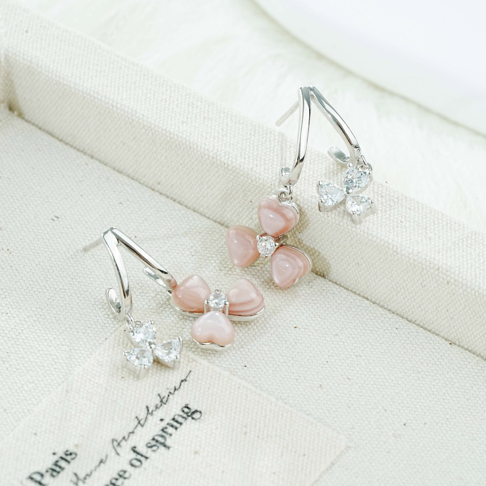 A Pair of Exquisite Sterling Silver-Gold Plated Inlaid Shell Earrings,Inlaid Diamond: A Pair of Exquisite Sterling Silver-Gold Plated Inlaid Shell Earrings,Inlaid Diamond,Size:21.3mmx14mmx3.5mm,Weight:3.52g