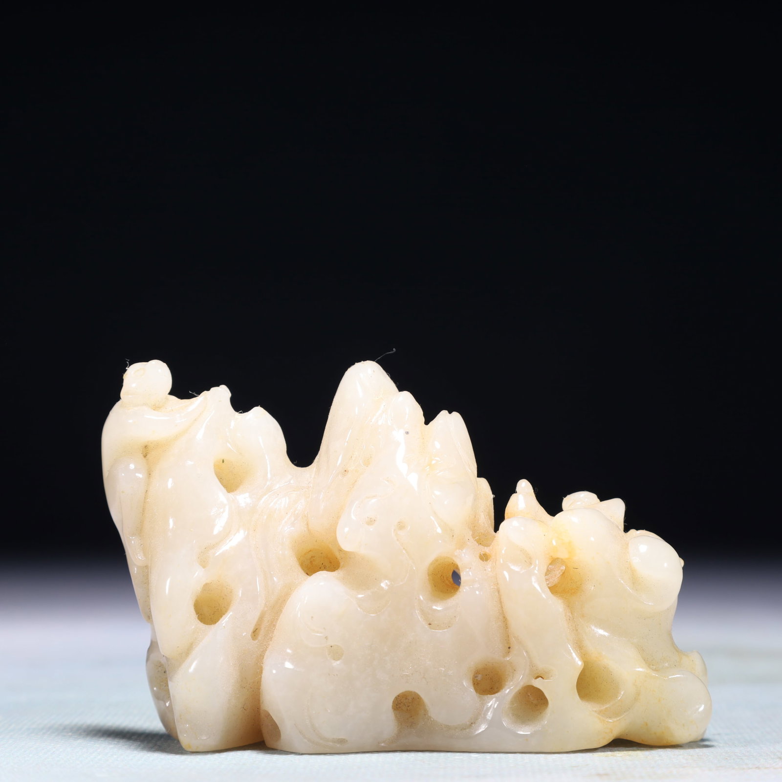 An Exquisite White Jade Brush Holder: An Exquisite White Jade Brush Holder,Qing Dynasty,China,Size:3.7inx1.2inx2.4in,Weight:216g 白玉笔架,中国清代