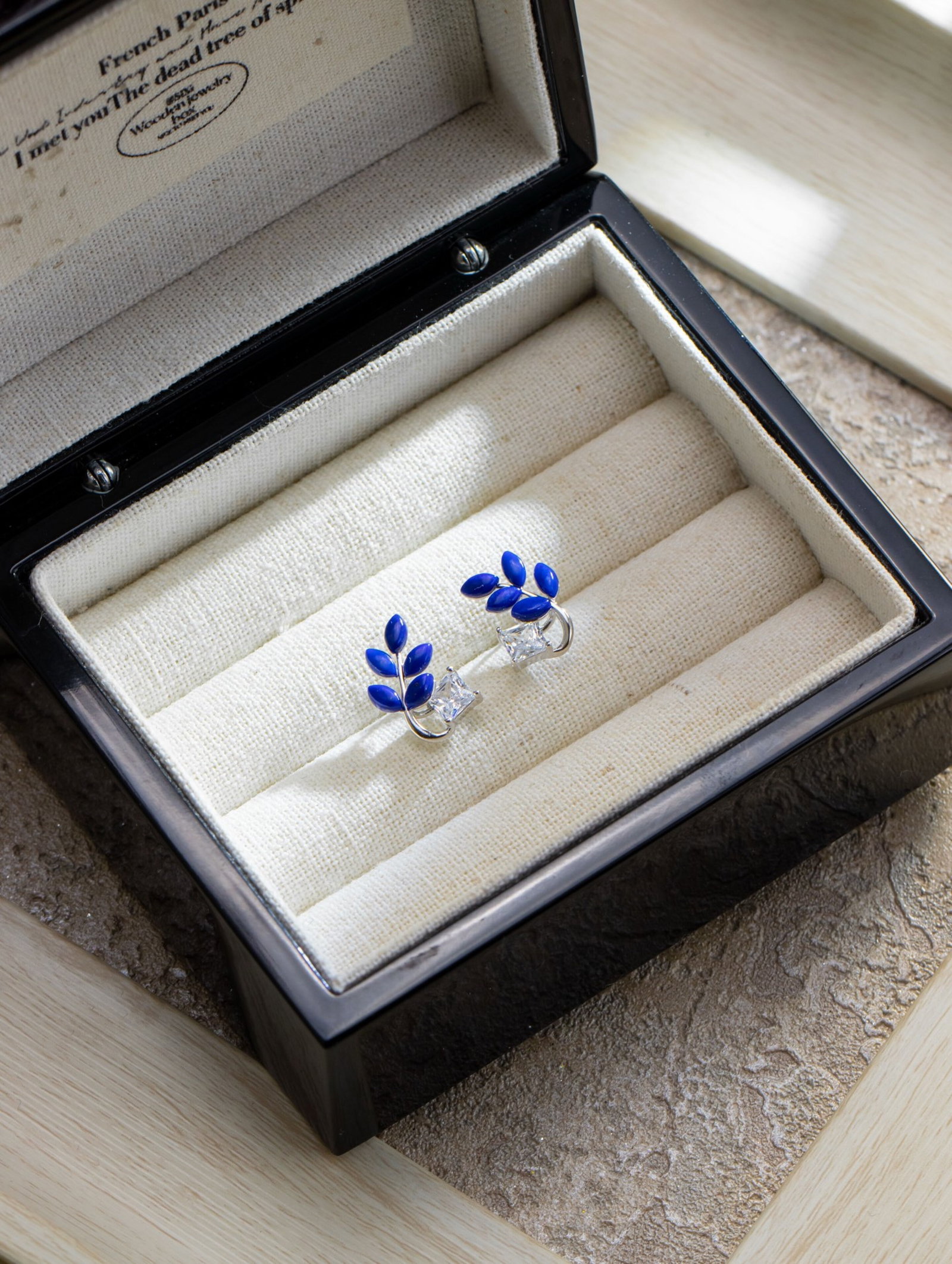 A Pair of Exquisite Sterling Silver-Gold Plated Inlaid Lapis Lazuli Earrings,Inlaid Diamond: A Pair of Exquisite Sterling Silver-Gold Plated Inlaid Lapis Lazuli Earrings,Inlaid Diamond