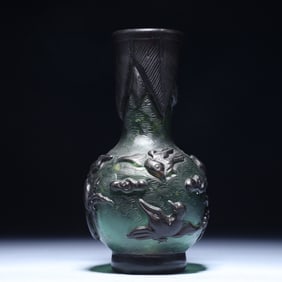 An Exquisite Glass Flower and Bird Pattern Vase
