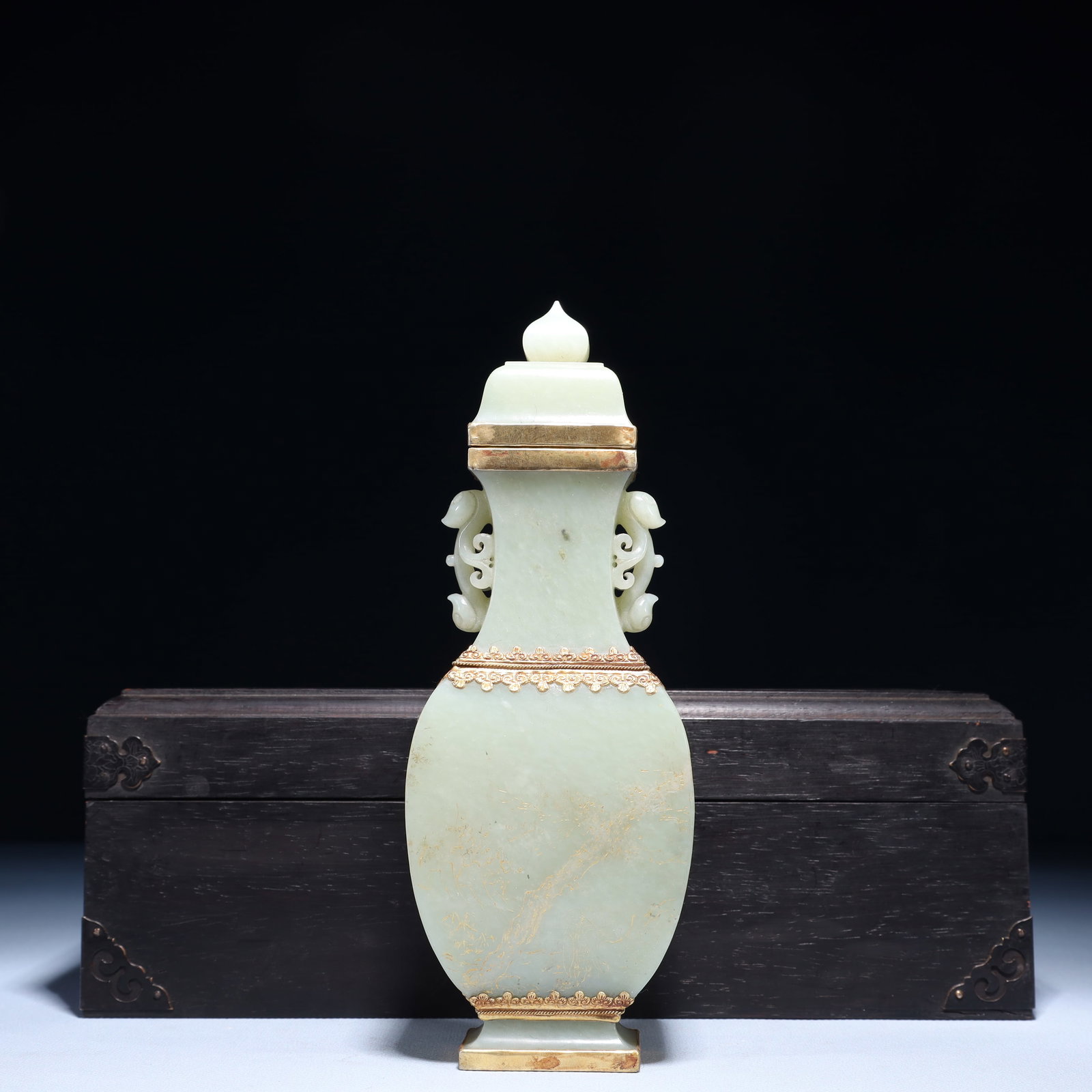An Exquisite White Jade Gilt Double-Ears Bottle,with poem: An Exquisite White Jade Gilt Double-Ears Bottle,with poem,Qing Dynasty,China,Size:3.1inx2inx8.7in,(Box)12.2inx5.9inx4.3in,Weight:400g 白玉鎏金双耳盖瓶,&
