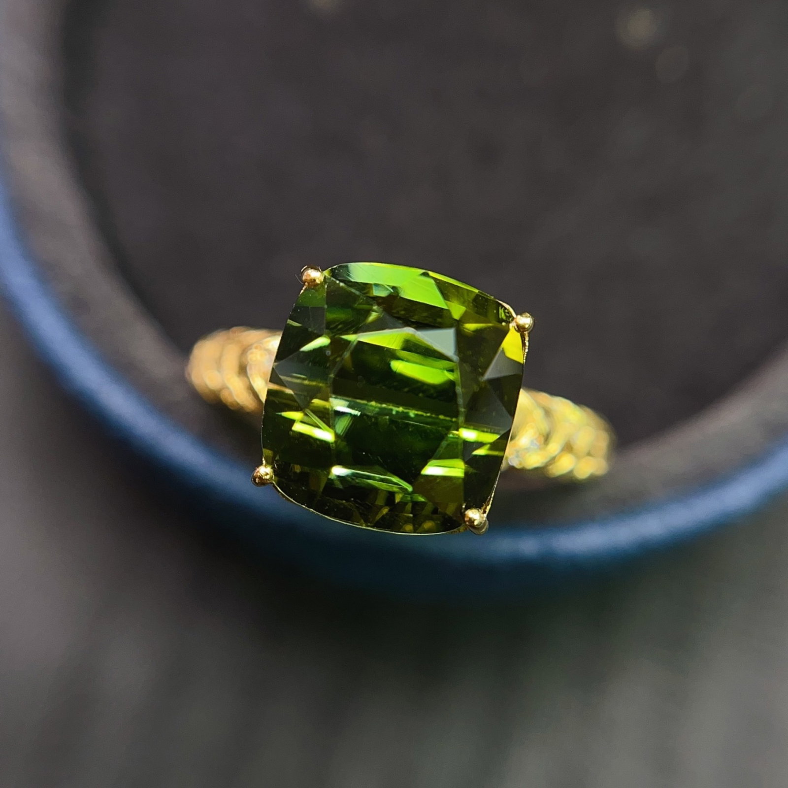 A Exquisite 18k Gold Inlaid 6.65ct Natural Tourmaline Ring: A Exquisite 18k Gold Inlaid 6.65ct Natural Tourmaline Ring,Total Weight:3.03g 18k金镶 6.65ct 天然碧玺戒指