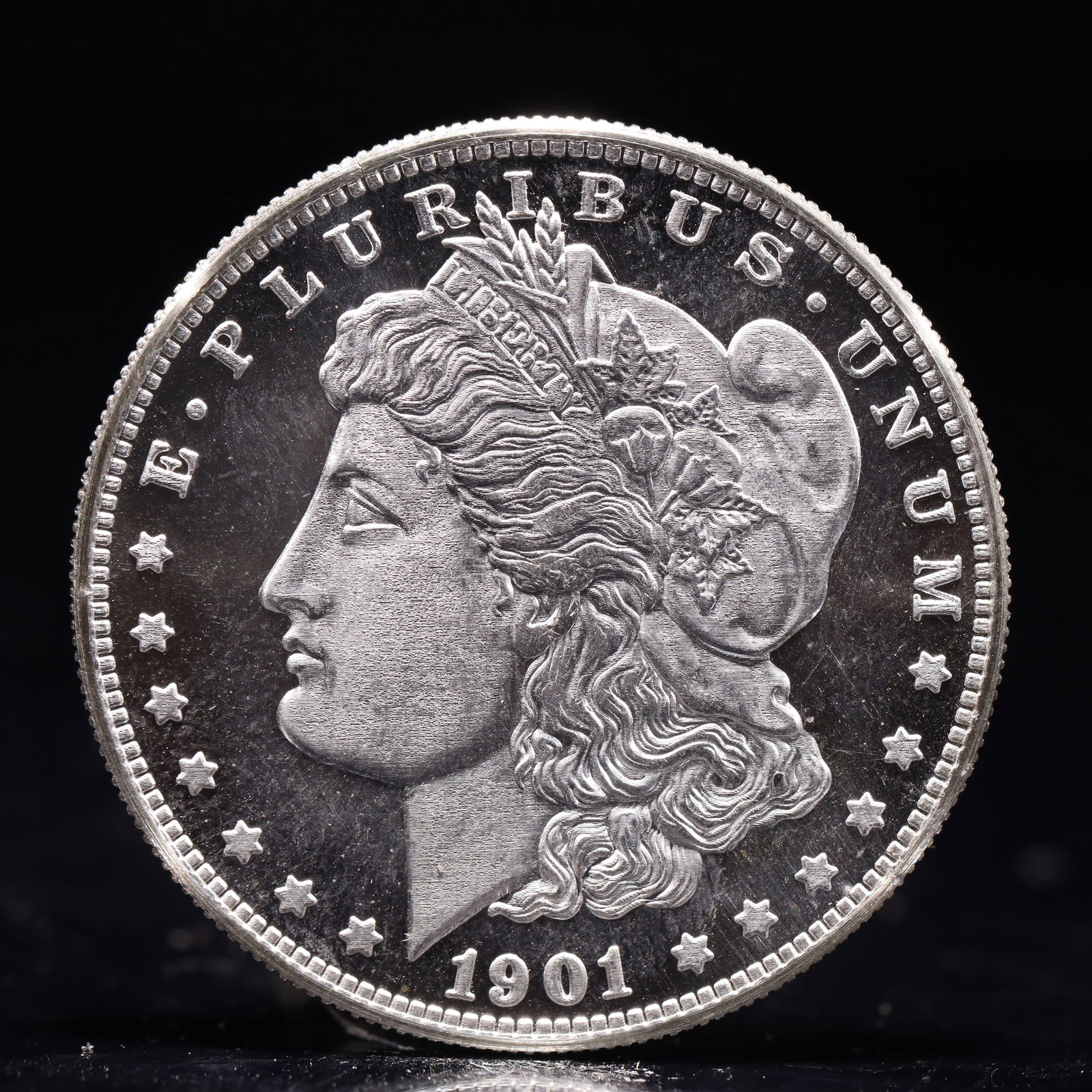 USA Morgan Dollar 1901 Coin: Obv: profile bust with date below and E PLURIBUS UNUM legend and stars around. Rev: eagle with In God we trust above within wreath with UNITED STATES OF AMERICA ONE DOLLAR legend. IN GOD WE TRUST / LI