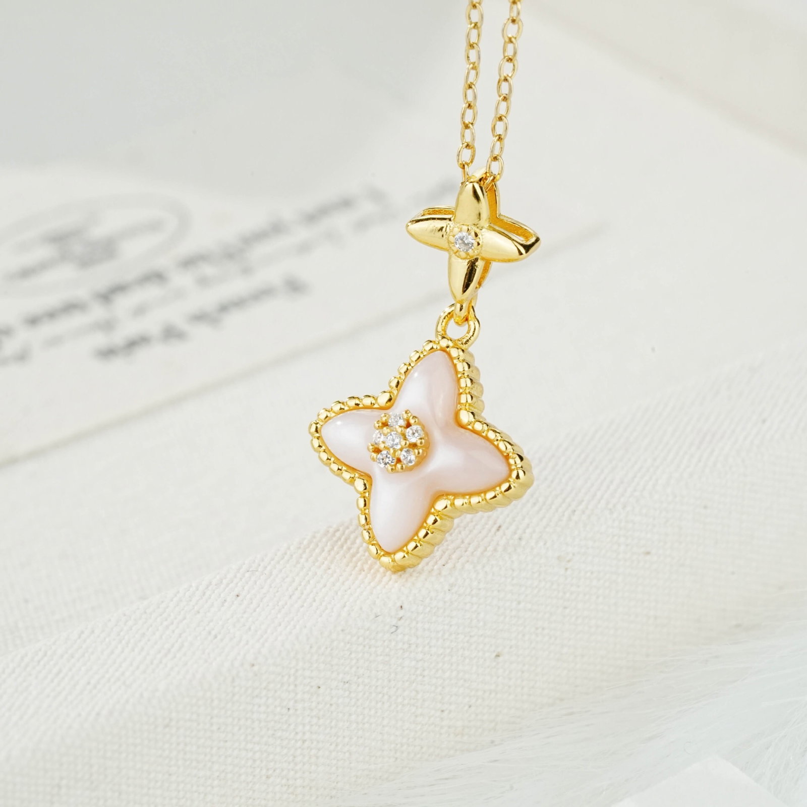 An Exquisite Sterling Silver-Gold Plated Inlaid Shell Pendant,Inlaid Diamond: An Exquisite Sterling Silver-Gold Plated Inlaid Shell Pendant,Inlaid Diamond,Size:24mmx11mmx4.6mm,Weight:1.86g