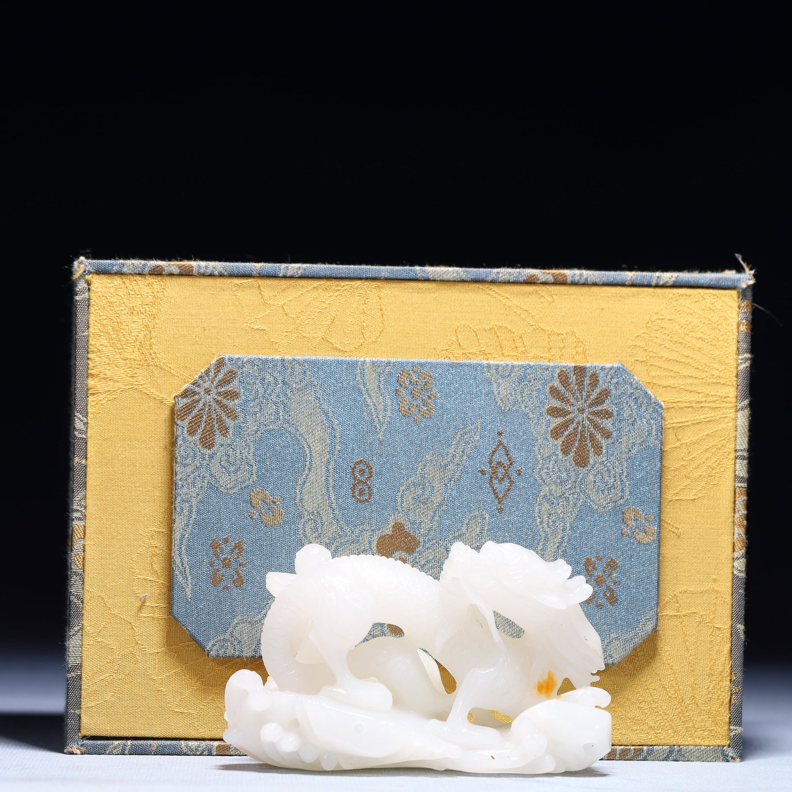 An Exquisite White Jade Dragon Ornament: An Exquisite White Jade Dragon Ornament,Qing Dynasty,China,Size:3.7inx2inx2.4in,Weight:273.7g 白玉龙摆件,中国清代