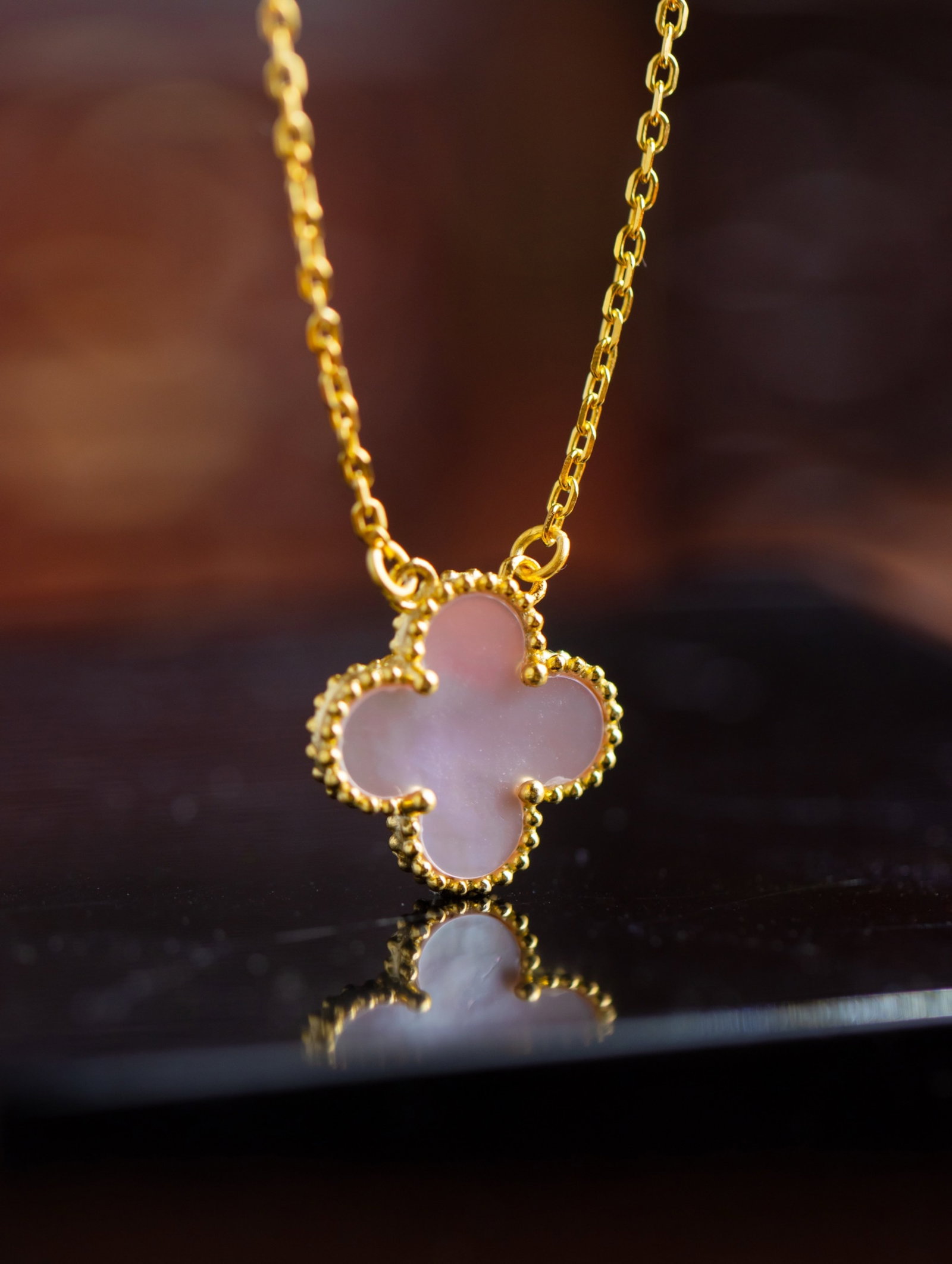 An Exquisite Sterling Silver-Gold Plated Inlaid Shell Pendant: An Exquisite Sterling Silver-Gold Plated Inlaid Shell Pendant 纯银镀金镶贝壳吊坠