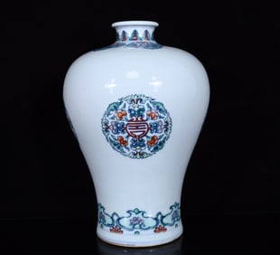 An Exquisite Doucai Flower Pattern Vase