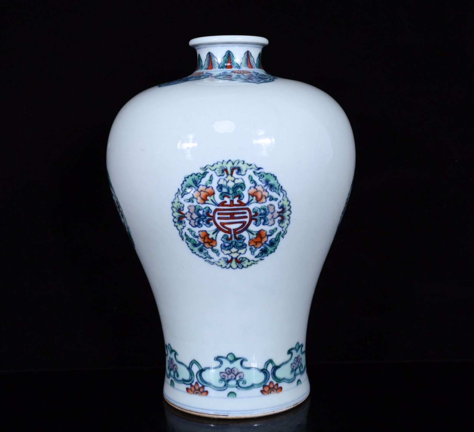 An Exquisite Doucai Flower Pattern Vase: An Exquisite Doucai Flower Pattern Vase,Qing Dynasty,China,Yongzheng Six-character Mark,Size:8.9inx6.1in 斗彩花卉纹瓶,中国清代,雍Ē