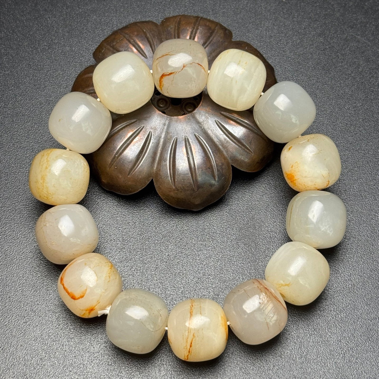 An Exquisite White Jade Bracelets: An Exquisite White Jade Bracelets,Qing Dynasty,China,Size:16mmx15mm,Weight:95g 白玉手串,中国清代