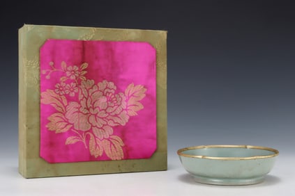 An Exquisite Ru yao Cover with Gold Brush Washer,with an Imperial Poem by Emperor Qianlong