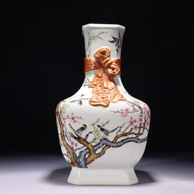 An Exquisite Famille-Rose Painted Gold Flower and Bird Pattern Vase