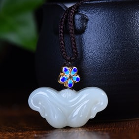 An Exquisite White Jade Pendant