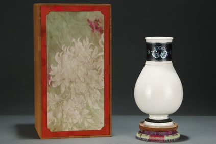 An Exquisite Ding yao White Glazed Flower Pattern Vase