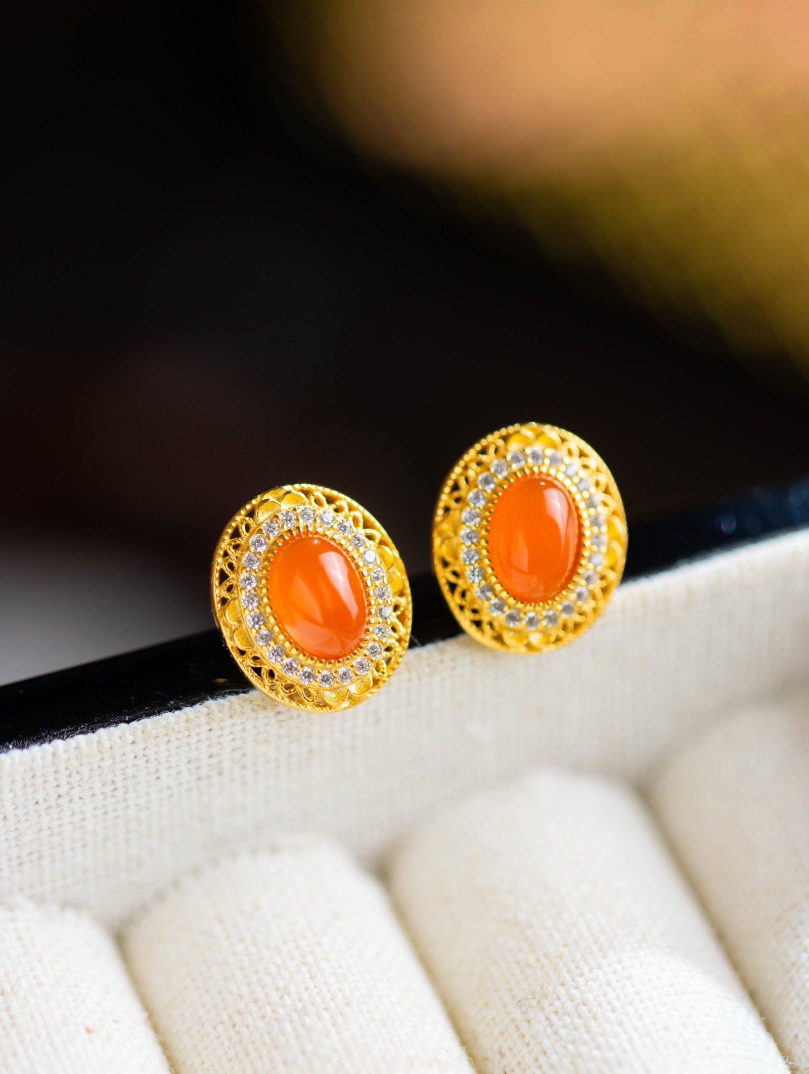 A Pair of Exquisite Sterling Silver-Gold Plated Inlaid Agate Earrings,Inlaid Diamond: A Pair of Exquisite Sterling Silver-Gold Plated Inlaid Agate Earrings,Inlaid Diamond 一对纯银镀金镶玛瑙耳钉,嵌钻石