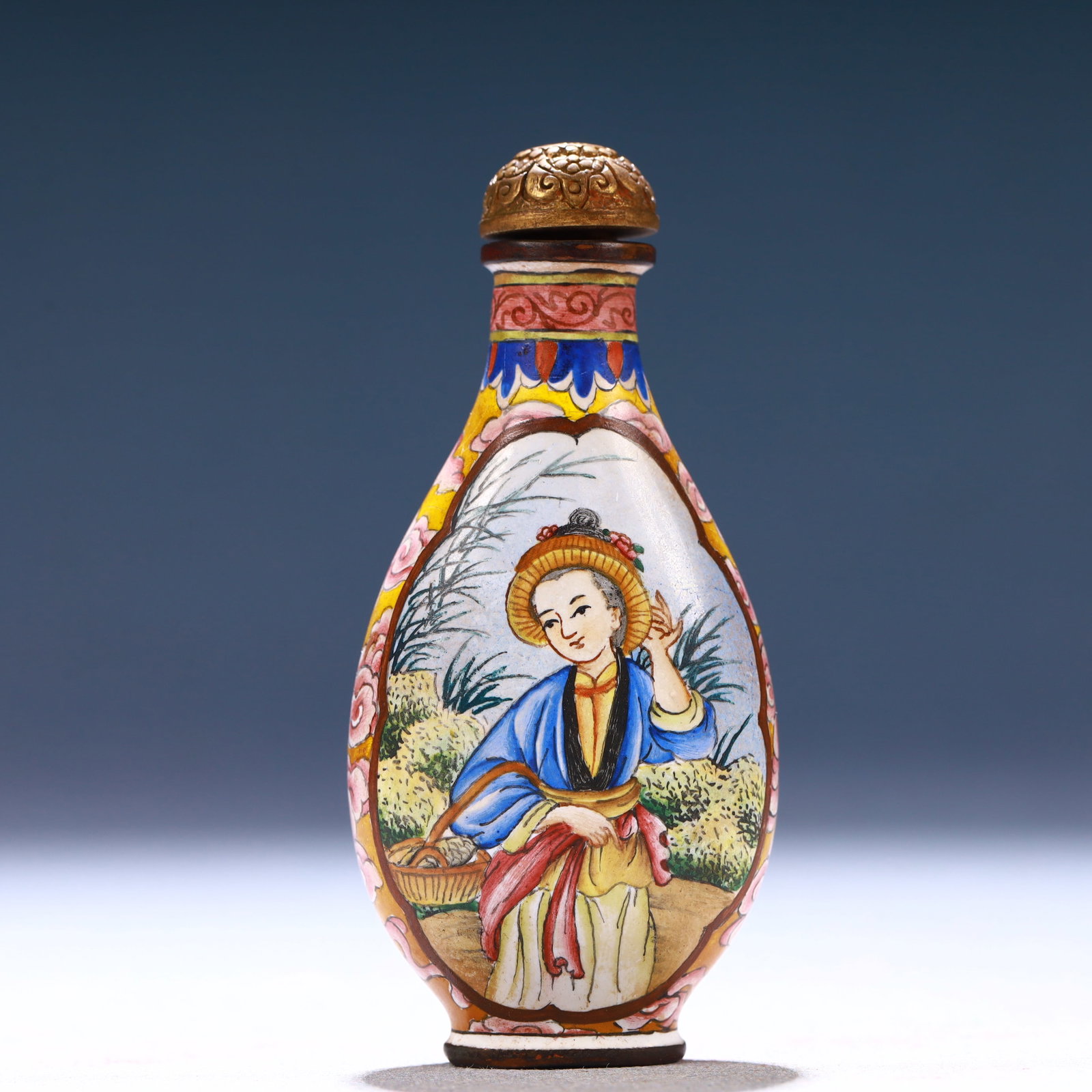 An Exquisite Painted Enamel Auspicious Cloud and Figure Pattern Snuff Bottle: An Exquisite Painted Enamel Auspicious Cloud and Figure Pattern Snuff Bottle,Qing Dynasty, China,Qianlong Four-character Mark,Size:1.6inx0.6inx2.4in,Weight:48g