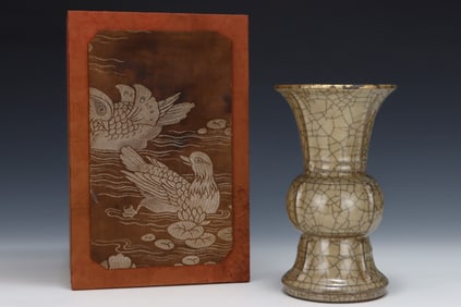 An Exquisite Ge yao Yellow Glazed Painted Gold Vase,with an Imperial Poem by Emperor Qianlong