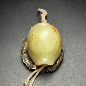 An Exquisite White Jade Turtle shell-Shaped Pendant