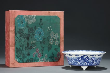 An Exquisite Blue and White Seawater and Auspicious Beast Pattern Tripod Brush Washer