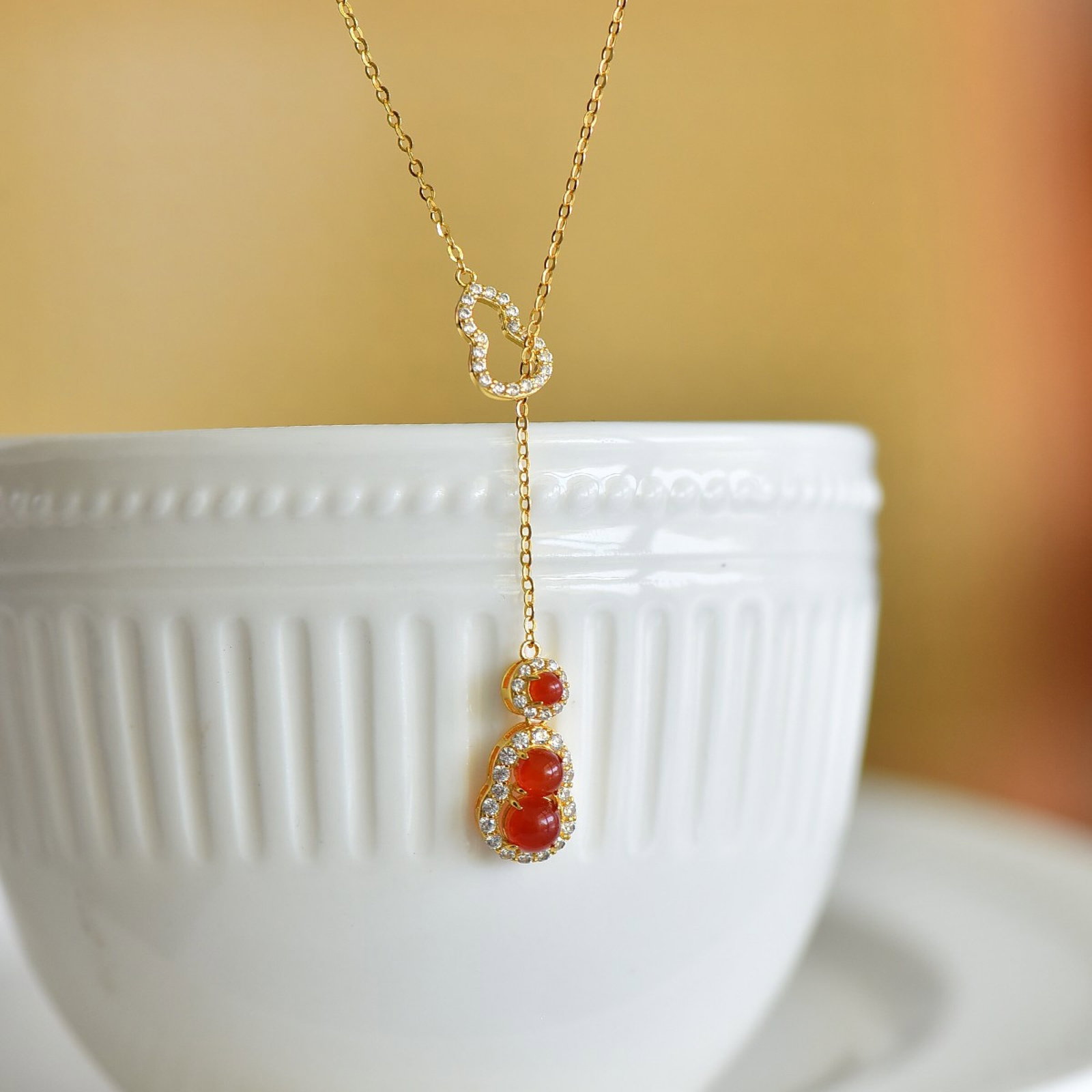 An Exquisite Sterling Silver-Gold Plated Inlaid Red Agate Necklace,Inlaid Diamond: An Exquisite Sterling Silver-Gold Plated Inlaid Red Agate Necklace,Inlaid Diamond,Size:5mmx5mm 纯银镀金镶红玛瑙项链,嵌钻石