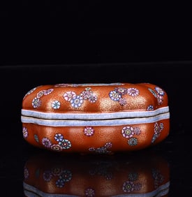 An Exquisite Enamel Painted Gold Flower Pattern Box with Cover