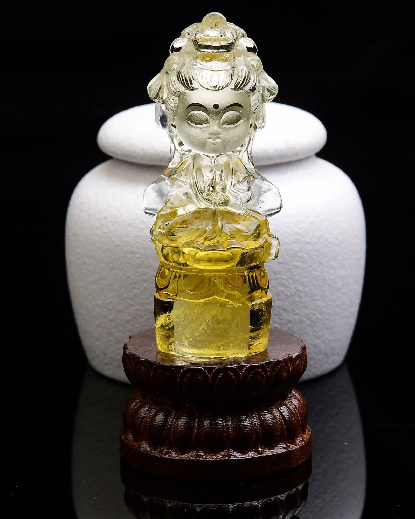 An Exquisite Crystal Statue of Avalokitesvara Pattern Ornament: An Exquisite Crystal Statue of Avalokitesvara Pattern Ornament,Size:79mmx32mmx26mm,(总)108mm,Total Weight:115.2g 寓意事事如意,康乐吉祥